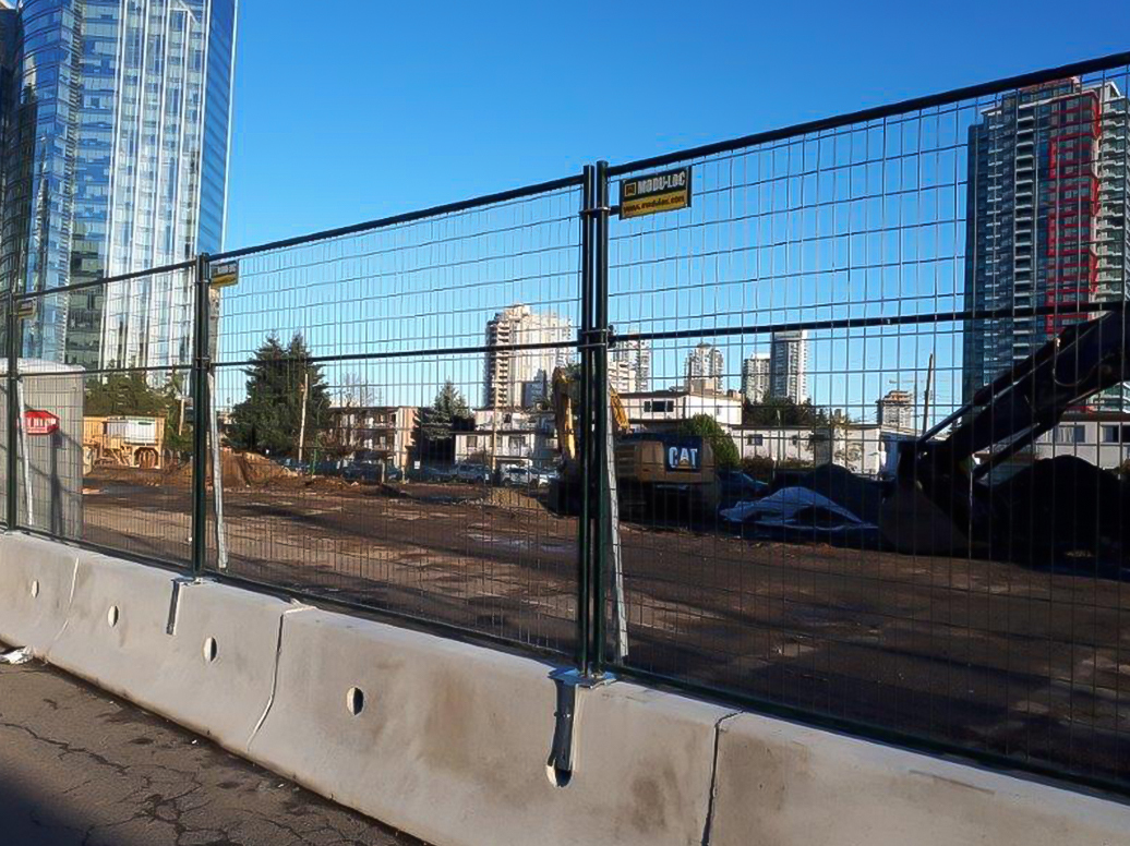 Système de clôture sur socle de béton